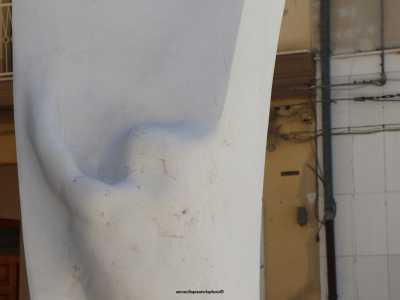 � per distacco la scultura pi� sensuale: si tratta di una figura umana che appare quasi in movimento ed � pronta a fondersi con il resto del blocco in entrambi i suoi lati

